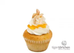 Aprikose-Mandel Cupcake: Veganer Aprikosen-Cupcake und Vanille-Creme mit Mandelsplittern