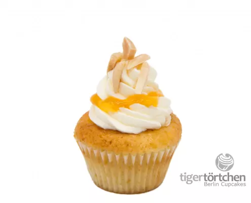 Aprikose-Mandel Cupcake: Veganer Aprikosen-Cupcake und Vanille-Creme mit Mandelsplittern