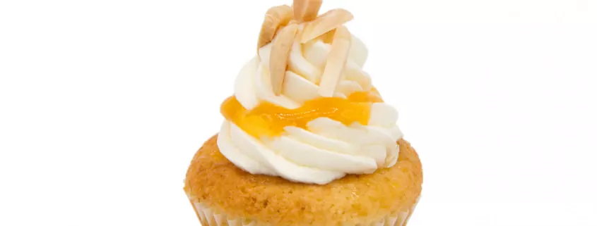 Aprikose-Mandel Cupcake: Veganer Aprikosen-Cupcake und Vanille-Creme mit Mandelsplittern