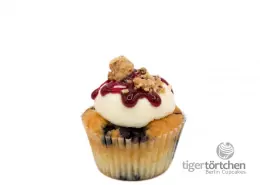 Blueberry-Cheesecake Cupcake: Blaubeer-Vanille-Cupcake und Frischkäsecreme-Topping mit Keks