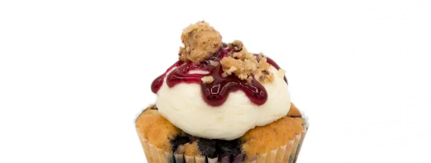 Blueberry-Cheesecake Cupcake: Blaubeer-Vanille-Cupcake und Frischkäsecreme-Topping mit Keks