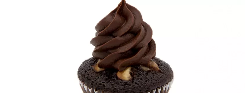 Dark-Brownie Cupcake: Schoko-Walnuss-Cupcake und dunkles Schoko-Topping