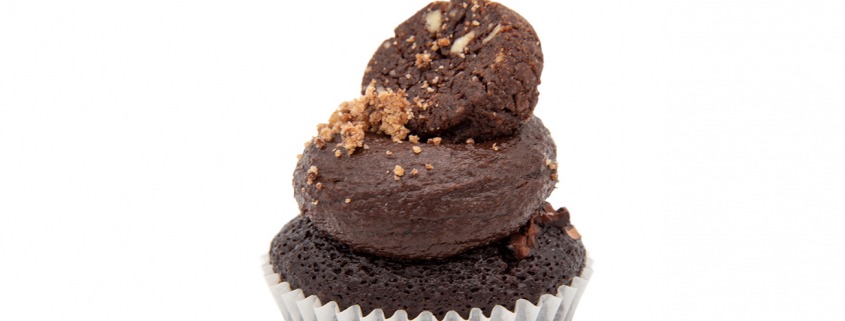 Dark-Cookie Cupcake: Schoko-Cupcake mit Kakao-Nibs und Schoko-Keks