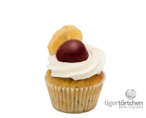 KiBa-BaKi Cupcake: Veganer Bananen-Cupcake mit Kirsche und Vanille-Creme