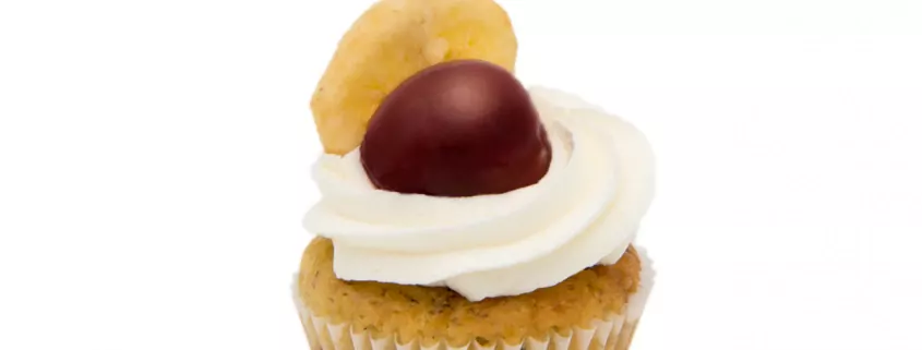 KiBa-BaKi Cupcake: Veganer Bananen-Cupcake mit Kirsche und Vanille-Creme