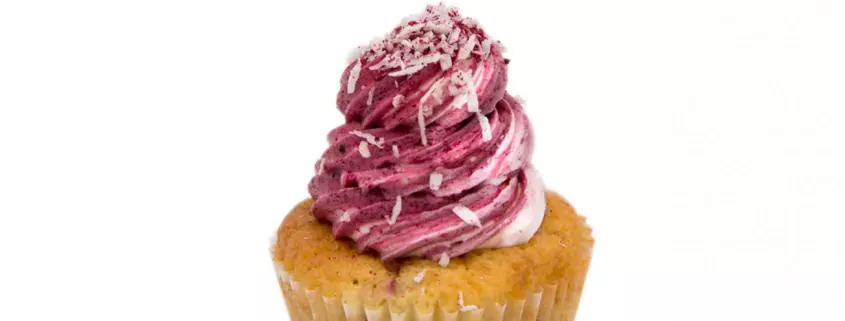 Kokos-Cassis Cupcake: Kokos-Johannisbeer-Cupcake und Cassis-Creme