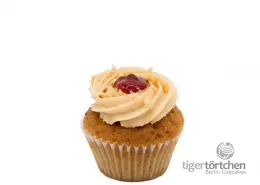 Peanut-Butter Cupcake: Veganer Erdnuss-Cupcake und Erdnusscreme mit Johannisbeer-Gelee