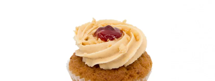 Peanut-Butter Cupcake: Veganer Erdnuss-Cupcake und Erdnusscreme mit Johannisbeer-Gelee