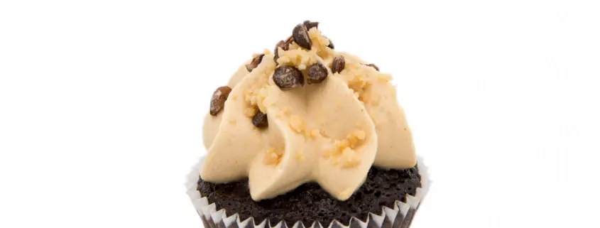 Schoko-Peanut Cupcake: Veganer Schoko-Cupcake und Karamell-Erdnuss-Topping