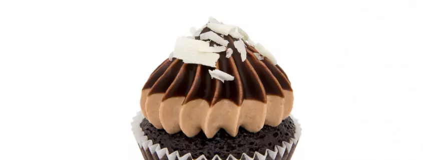 Schokoholic Cupcake: Schoko-Cupcake und Schoko-Creme mit Schoko-Haube