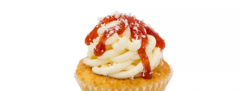 Spaghetti-Eis Cupcake: Vanille-Cupcake mit Vanille-Erdbeer-Topping