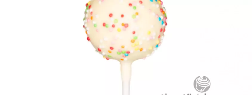 Kinder-Schoki Cake-Pop: Schoko-Kuchen mit weißer Schokoladenhülle