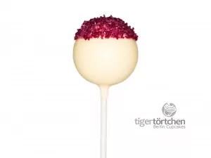 Kokos-Cassis Cake-Pop: Kokoskuchen mit weißer Schokoladenhülle und Cassis