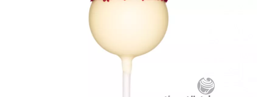 Kokos-Cassis Cake-Pop: Kokoskuchen mit weißer Schokoladenhülle und Cassis