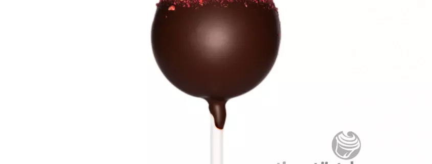 Merlot-Berry Cake-Pop: Schoko-Rotwein-Kuchen mit Zartbitter-Schokoladenhülle und Himbeere