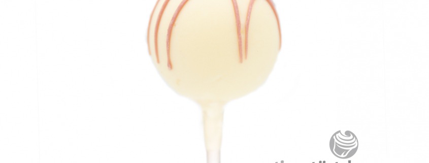 Red-Velvet Cake-Pop: Red-Velvet-Kuchen mit weißer und Ruby-Schokoladenhülle