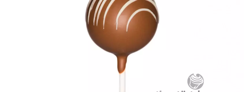 Triple-Choc Cake-Pop: Schoko-Kuchen mit Vollmilch- und weißer Schokoladenhülle