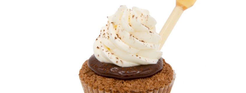 Hazel-Rum Cuptail: Schoko-Nuss-Cupcake und Creme-Topping mit Rum-Infusion (ohne Gluten)