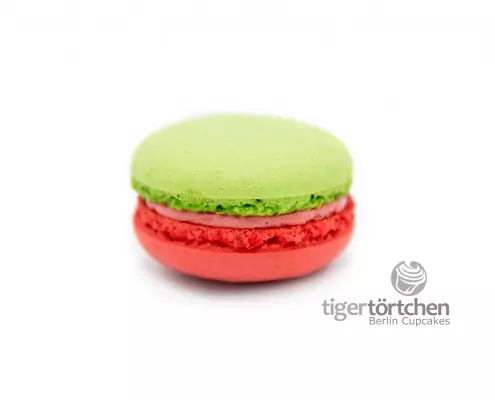Erdbeer-Basilikum Macaron: Macaron mit einer Füllung aus Erdbeere und Basilikum
