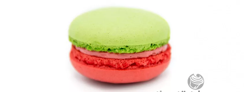 Erdbeer-Basilikum Macaron: Macaron mit einer Füllung aus Erdbeere und Basilikum