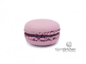 Heidelbeere Macaron Heidelbeere Macaron: Macaron mit einer Füllung aus Heidelbeere und weißer Schokolade