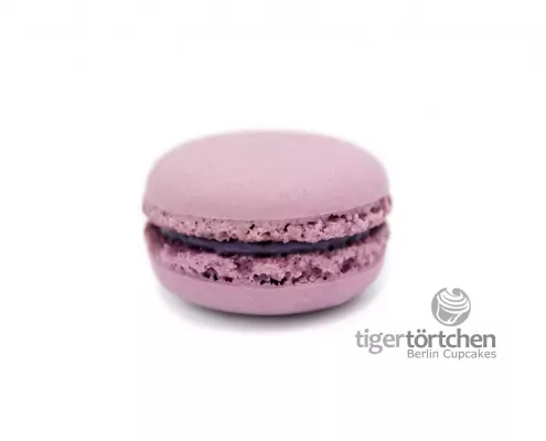 Heidelbeere Macaron: Macaron mit einer Füllung aus Heidelbeere und weißer Schokolade
