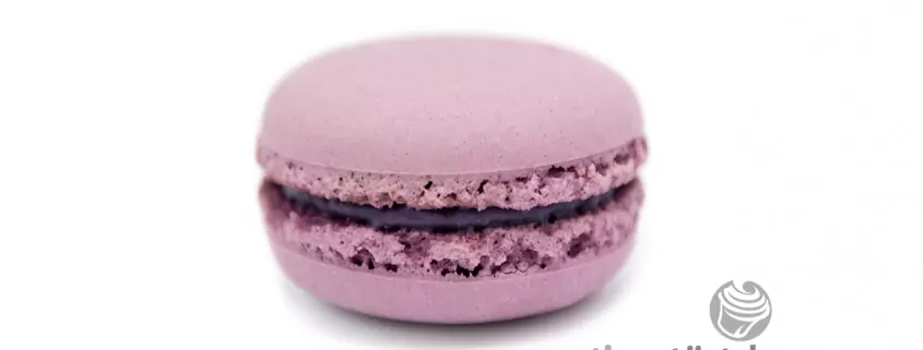 Heidelbeere Macaron: Macaron mit einer Füllung aus Heidelbeere und weißer Schokolade
