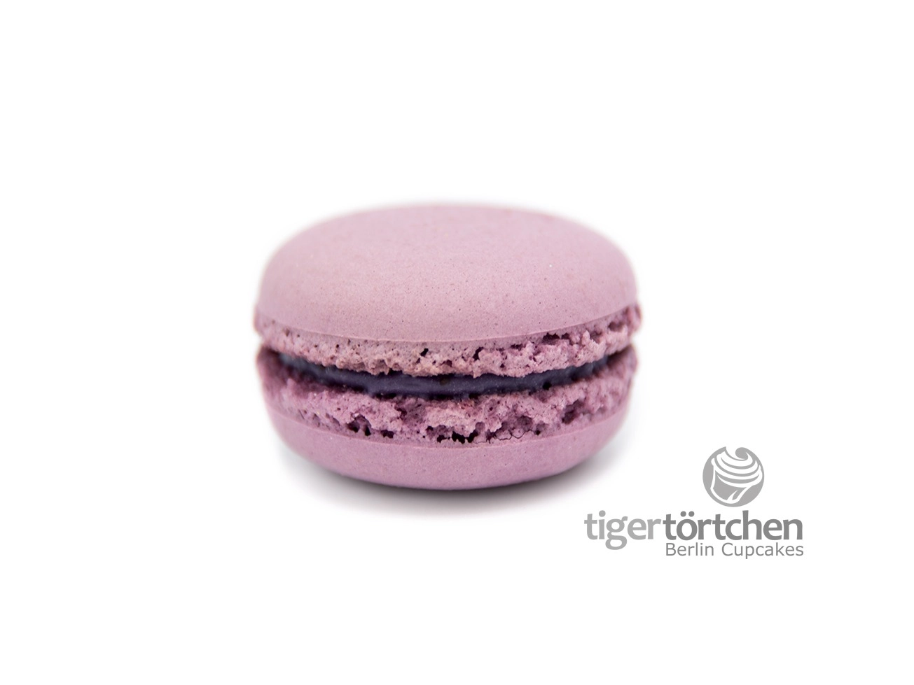 Heidelbeere Macaron Heidelbeere Macaron: Macaron mit einer Füllung aus Heidelbeere und weißer Schokolade