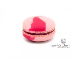 Himbeere Macaron Himbeere Macaron: Macaron mit einer Füllung aus weißer Schokolade und Himbeere