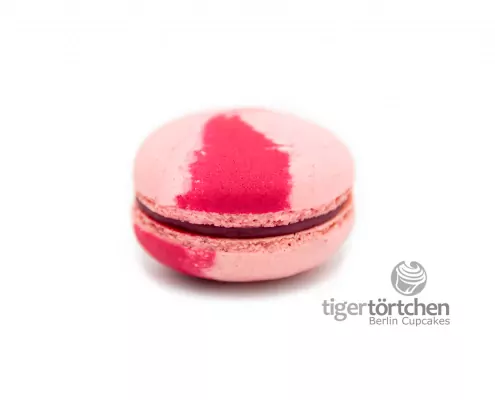 Himbeere Macaron: Macaron mit einer Füllung aus weißer Schokolade und Himbeere