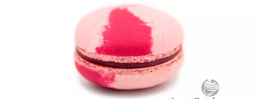 Himbeere Macaron: Macaron mit einer Füllung aus weißer Schokolade und Himbeere