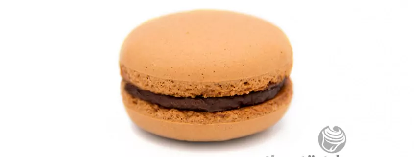 Schoko-Nuss Macaron: Macaron mit einer Füllung aus Schokolade und Haselnuss