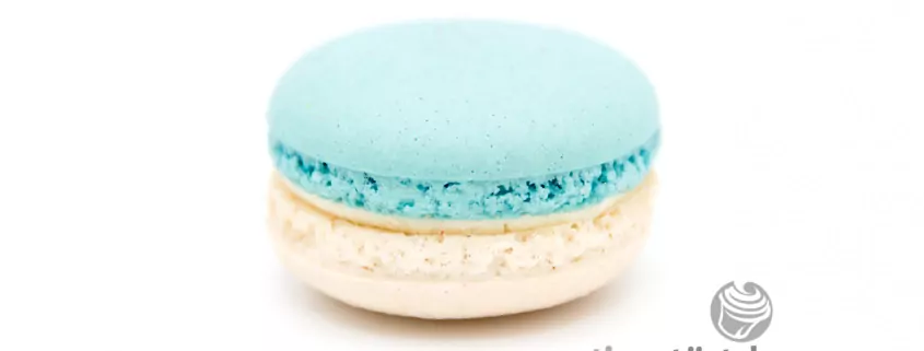 Tonka Macaron: Macaron mit einer Füllung aus Tonka und weißer Schokolade
