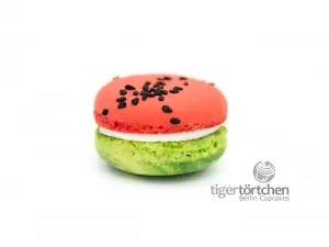 Wassermelone Macaron Wassermelone Macaron: Macaron mit einer Füllung aus Wassermelone und weißer Schokolade