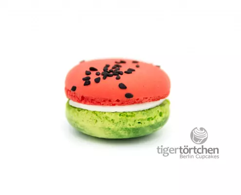 Wassermelone Macaron: Macaron mit einer Füllung aus Wassermelone und weißer Schokolade