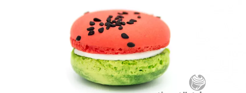 Wassermelone Macaron: Macaron mit einer Füllung aus Wassermelone und weißer Schokolade