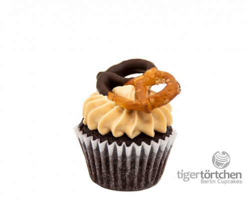 Brezel-Caramel Cupcake: Schoko-Cupcake und Karamell-Topping mit salziger Schoko-Brezel