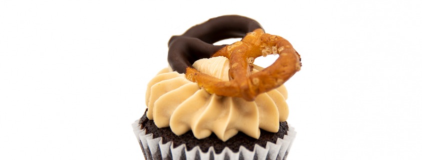 Brezel-Caramel Cupcake: Schoko-Cupcake und Karamell-Topping mit salziger Schoko-Brezel