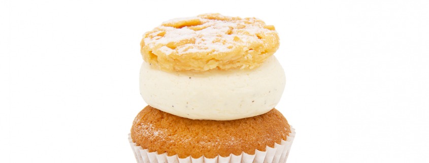 Bienenstich Cupcake: Vanille-Mandel-Cupcake und Vanille-Creme mit knuspriger Mandeldecke