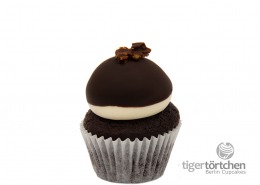 Boston-Cream Cupcake: Schokoladen-Cupcake und Vanille-Milch-Creme mit Schoko-Knusper-Haube
