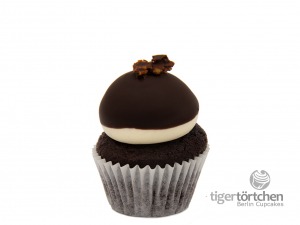 Boston-Cream Cupcake Boston-Cream Cupcake: Schokoladen-Cupcake und Vanille-Milch-Creme mit Schoko-Knusper-Haube