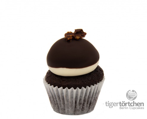 Boston-Cream Cupcake: Schokoladen-Cupcake und Vanille-Milch-Creme mit Schoko-Knusper-Haube