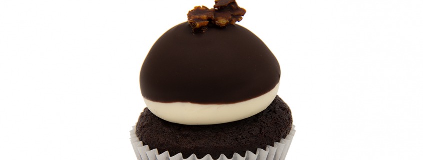Boston-Cream Cupcake: Schokoladen-Cupcake und Vanille-Milch-Creme mit Schoko-Knusper-Haube