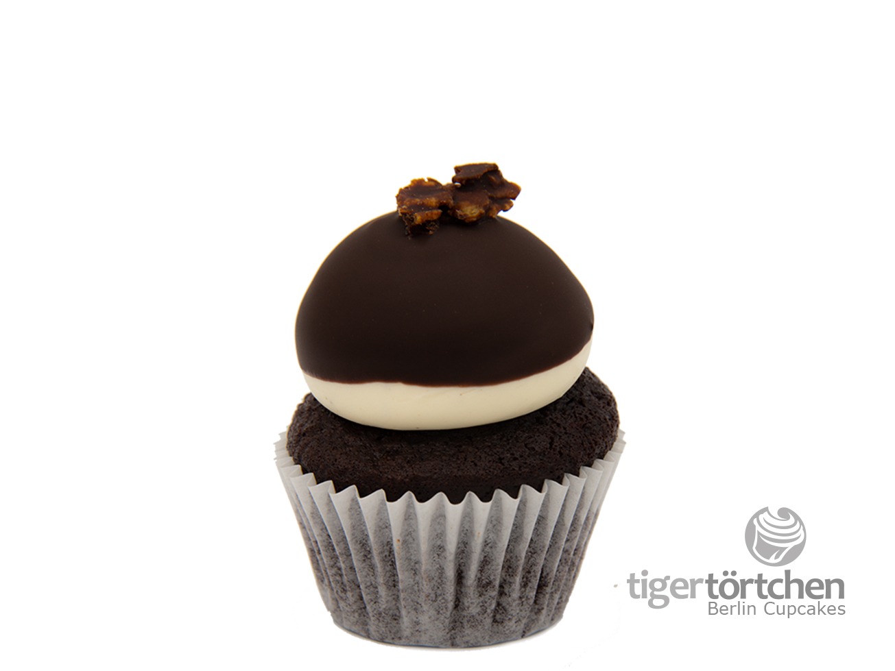 Boston-Cream Cupcake: Schokoladen-Cupcake und Vanille-Milch-Creme mit Schoko-Knusper-Haube