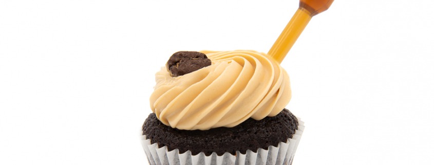 Espresso-Martini Cuptail: Schoko-Kaffee-Cupcake und Kaffee-Creme mit Vodka-Kaffeelikör-Infusion
