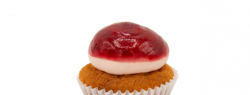 Hibiskus Cupcake: Vanille-Cupcake mit Erdbeer-Hibiskus-Füllung und Erdbeer-Creme mit Hibiskus-Glasur