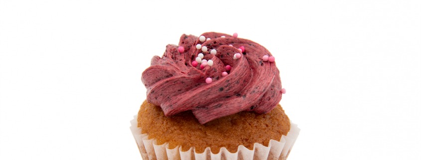 Saure-Heidi Cupcake: Vanille-Cupcake mit Zitronen-Füllung und Heidelbeer-Creme