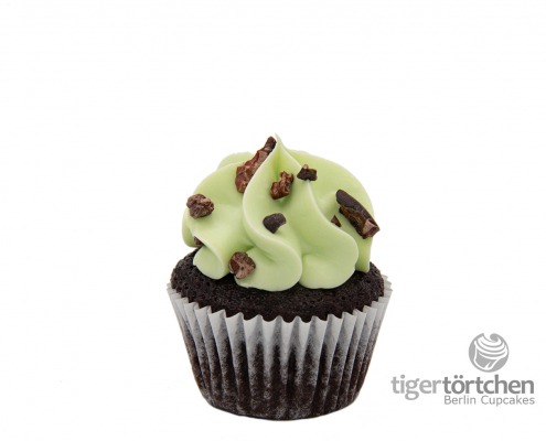 Schoko-Minze Cupcake: Schoko-Cupcake und Minz-Topping mit Kakao-Nibs