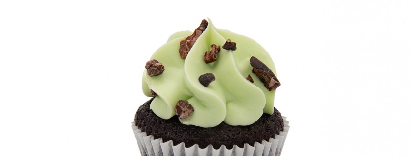 Schoko-Minze Cupcake: Schoko-Cupcake und Minz-Topping mit Kakao-Nibs