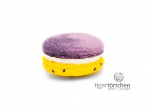 Maracuja-Vanille Macaron Maracuja-Vanille Macaron: Macaron mit einer Füllung aus weißer Schokolade, Vanille und Maracuja
